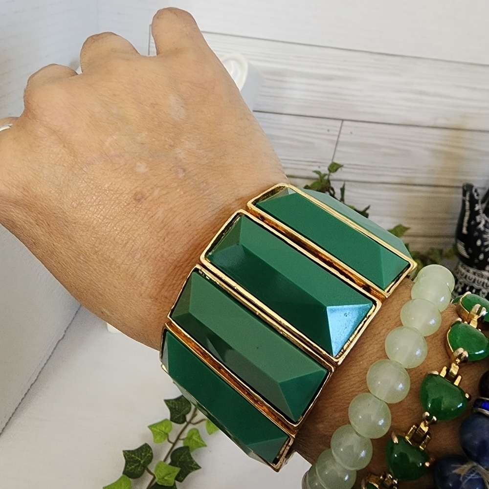 Vintage Gold and Green Acrylic Stretch Bracelet - Picture 5 of 7